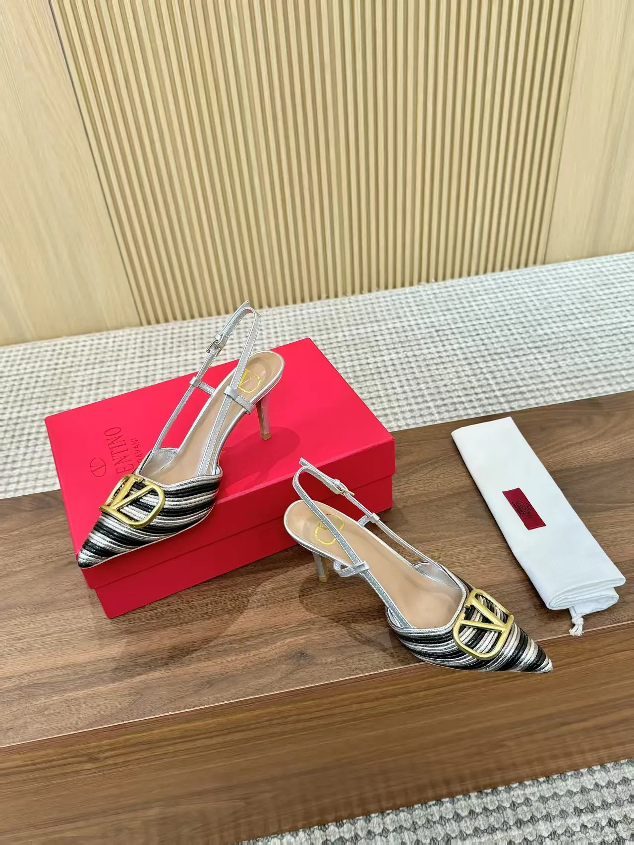 💕💕Factory direct selling price p440💕💕 Genuine leather sole +40 Top version 𝑉𝐴𝐿𝐸𝑁𝑇𝐼𝑁𝑂 Valentino new spring and summer women's back hollow sandals. The unique [unique V family hand-woven design] brings out a full sense of high-end, and the new season will live up to expectations! Worth buying★Absolutely high-grade❥Original method, Absolutely sensual❥Elegant style, creating a different feeling, simple and elegant style!  Code number: 35-41 (34-42 customized, non-returnable) Lining: Sheepskin lining Heel height: 7.5 cm Leather outsole Rubber outsole